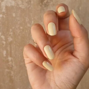 Mẫu nail cô dâu trắng có charm nơ làm điểm nhấn