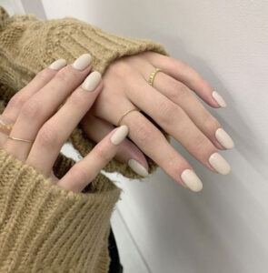 Nail cô dâu màu trắng đính đá tông màu vàng siêu sang chảnh