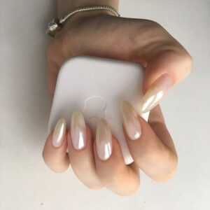 Mẫu nail cô dâu kết hợp giữa nền hồng nhạt và đường kẻ màu trắng