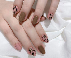 Nail màu nền trắng hợp với người mệnh kim kết hợp chấm bi đen nổi bật