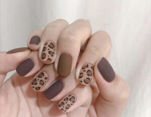 Nail ánh kim màu vàng, chấm bi đen đẹp xuất sắc