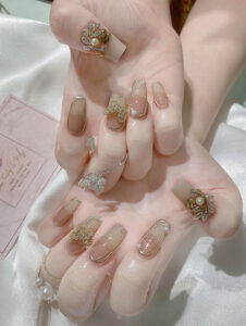 Mẫu màu màu nail cho người mệnh kim - màu vàng, trắng