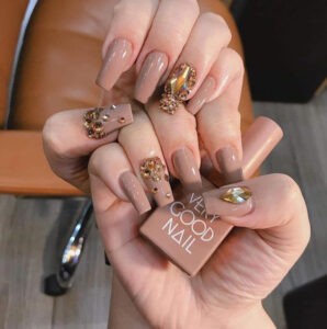 Nail màu xám kết hợp màu trắng với họa tiết mới lạ nhưng đơn giản, thanh lịch