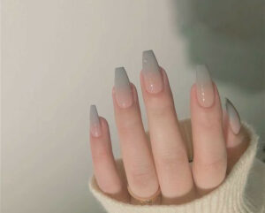 Mẫu nail vẽ hoa lá với màu hợp mệnh kim