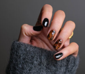 Nail vẽ hoa với màu vàng, sơn ánh kim