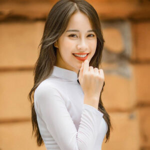 Tóc xoăn sóng chẻ ngôi chuẩn Hàn Quốc