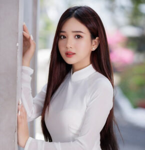 Tóc dài thẳng chẻ ngôi tự nhiên