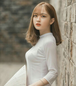 Tóc ngắn xoăn đuôi duyên dáng