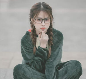 Tóc tết hai bên mái thưa cổ điển