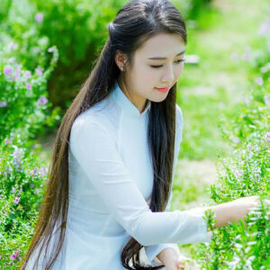 Tóc thẳng buộc nửa đầu duyên dáng