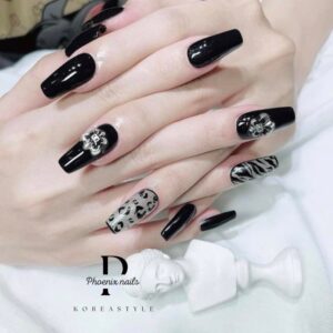 Nail Talk còn thường xuyên cập nhật các mẫu nail hiện đại, đem đến sự đa dạng