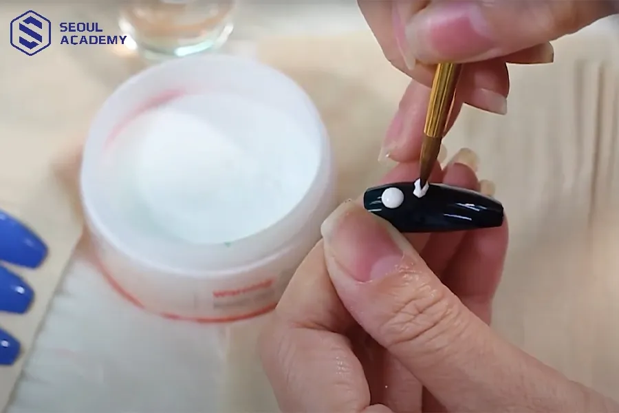 Thực hiện đắp bột nổi 3D theo đúng kỹ thuật để đạt được hiệu quả thẩm mỹ như mong đợi