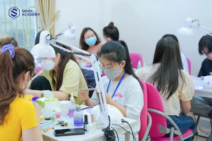 Trung tâm dạy nghề nail TPHCM tại MainBeauty có nhiều khóa học nail chuyên nghiệp