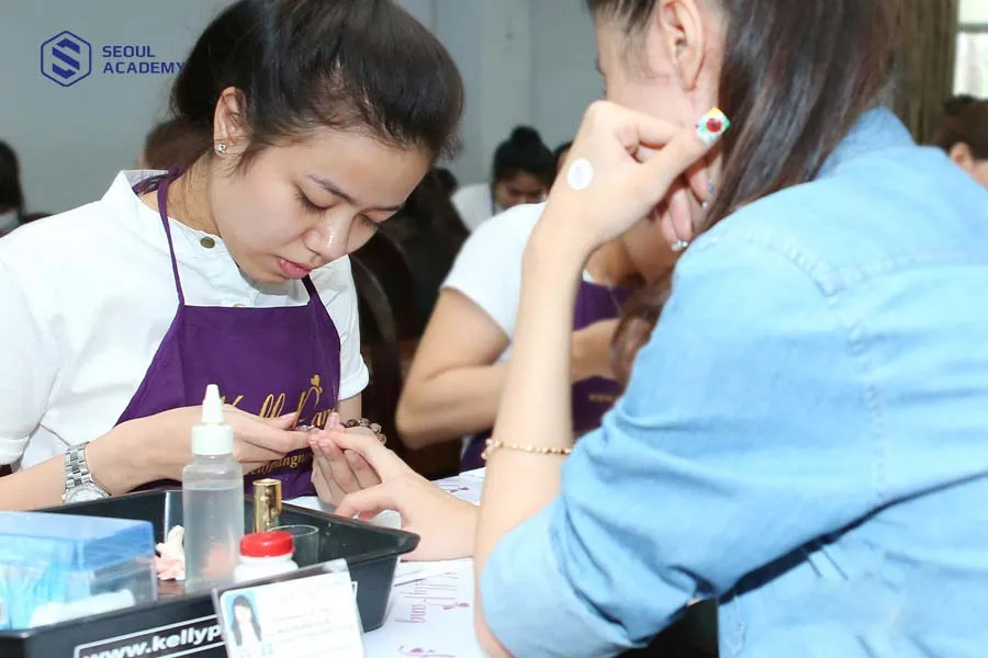 Một trong những kỳ thi tốt nghiệp ngành Nail tại Kelly Pang