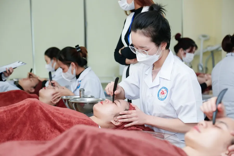 Học nghề spa tại các trường Cao đẳng, Đại học chính quy bắt buộc phải có bằng cấp 3 và tuyển sinh theo yêu cầu của từng trường