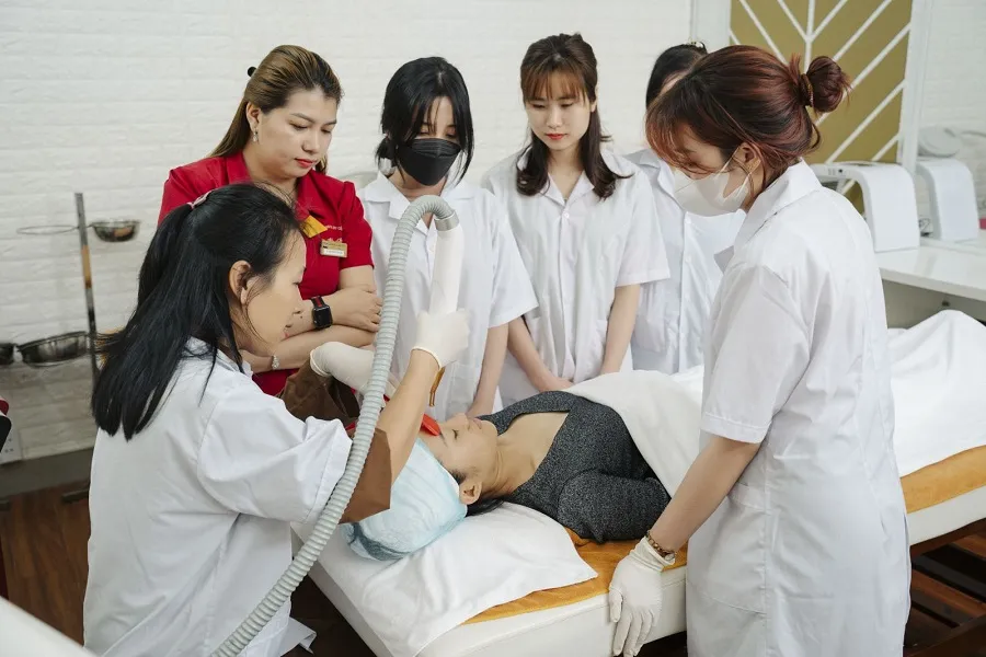 Học nghề tại các cơ sở nhỏ theo hình thức vừa học vừa làm khá linh hoạt nhưng tiềm ẩn nhiều rủi ro hổng kiến thức