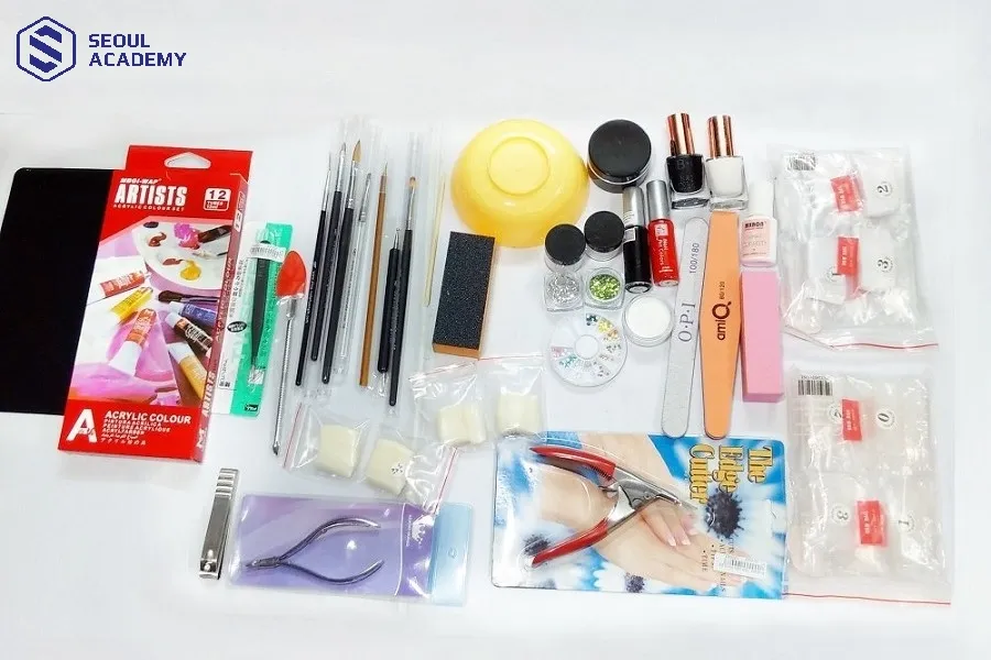 Chuẩn bị đầy đủ dụng cụ trước khi tiến hành học vẽ hoa nail