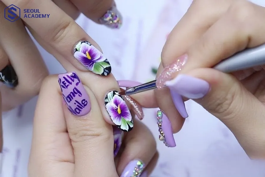 Sau khi đã nắm vững các kỹ năng, bạn có thể thử sức với những kỹ thuật vẽ hoa nail nâng cao