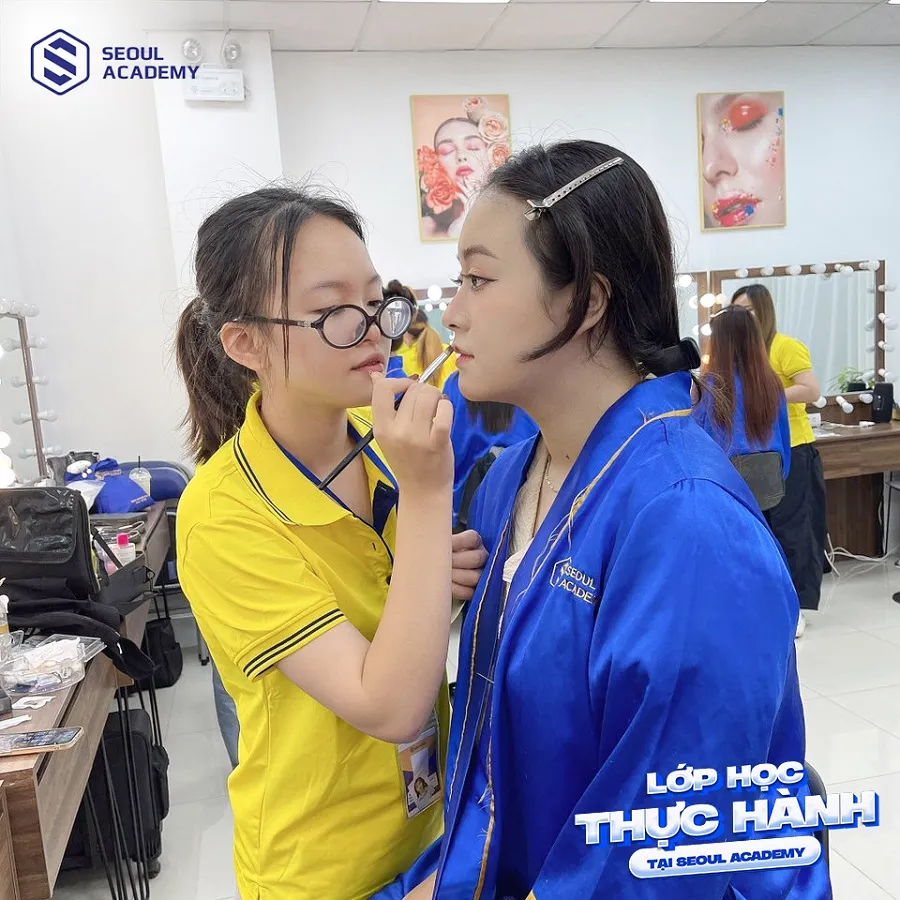 Học viên Seoul Academy thực hành dưới giám sát của giảng viên