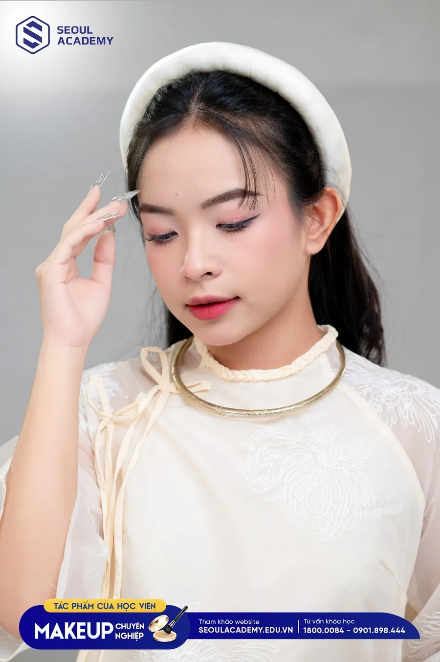 Học viên thực hành trang điểm model, nghệ thuật