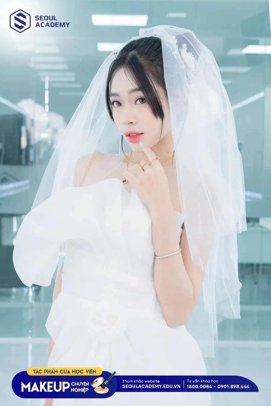 Hình ảnh Before - After của học viên Minh Anh với layout makeup công sở nhẹ nhàng, tươi tắn