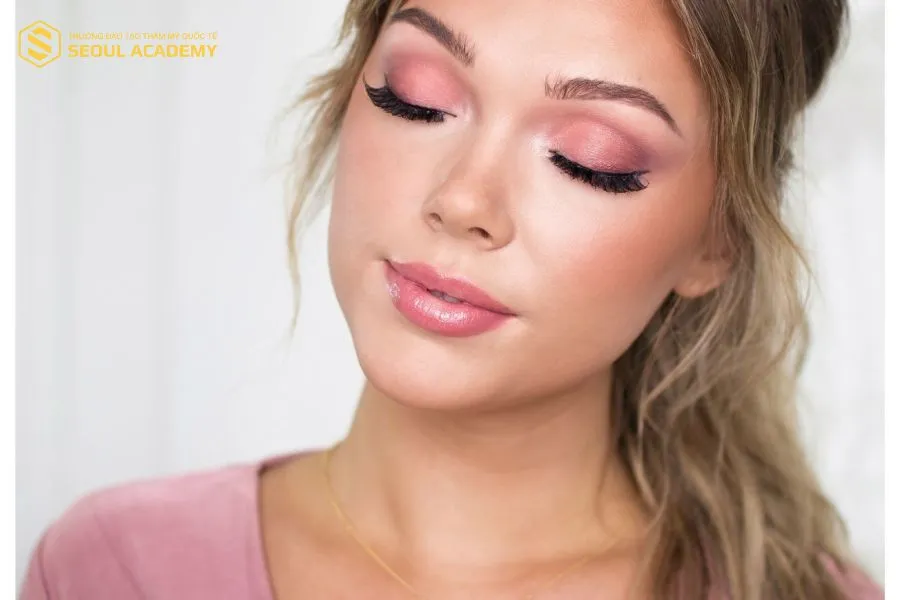 Makeup nữ tone hồng đất cá tính không kém phần dịu dàng