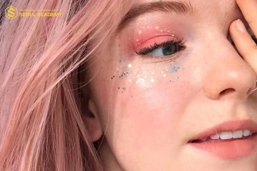 Makeup nữ màu cam đất nhã nhặn và nhẹ nhàng