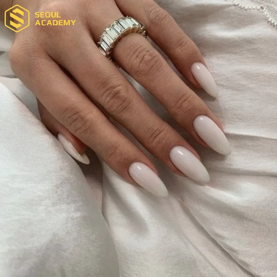 Thiết kế nail trắng đơn giản nhưng cực kỳ tôn da, phù hợp với nhiều phong cách khác nhau