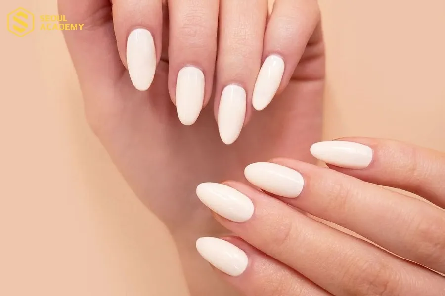 Mẫu nail trắng sữa thanh lịch vô cùng tôn da và có thể phù hợp với nhiều dịp khác nhau