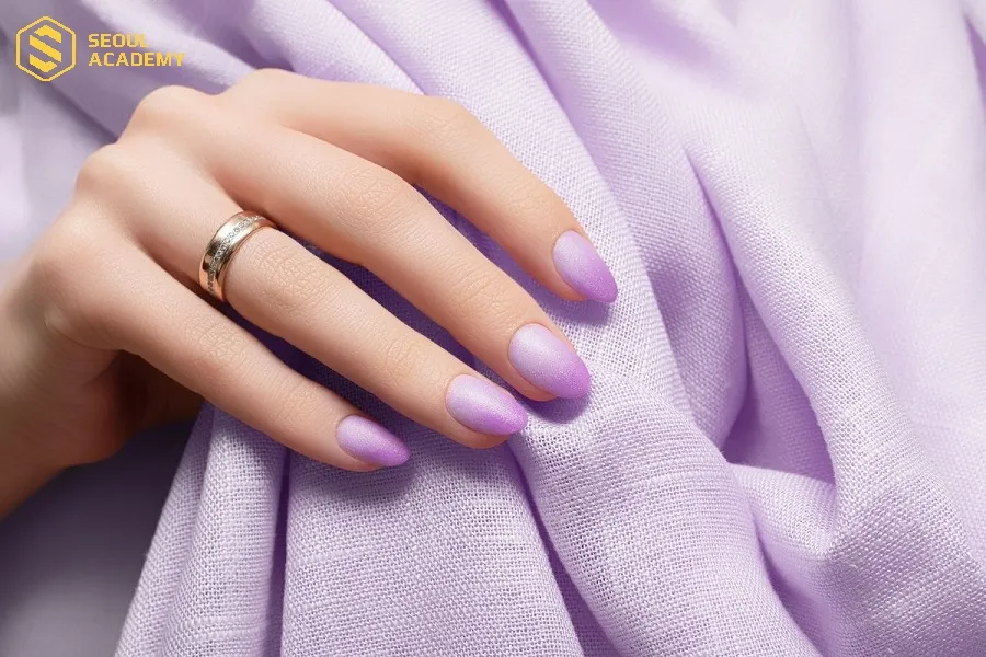 Vẻ đẹp mộng mơ, cuốn hút với thiết kế nail màu tím pastel