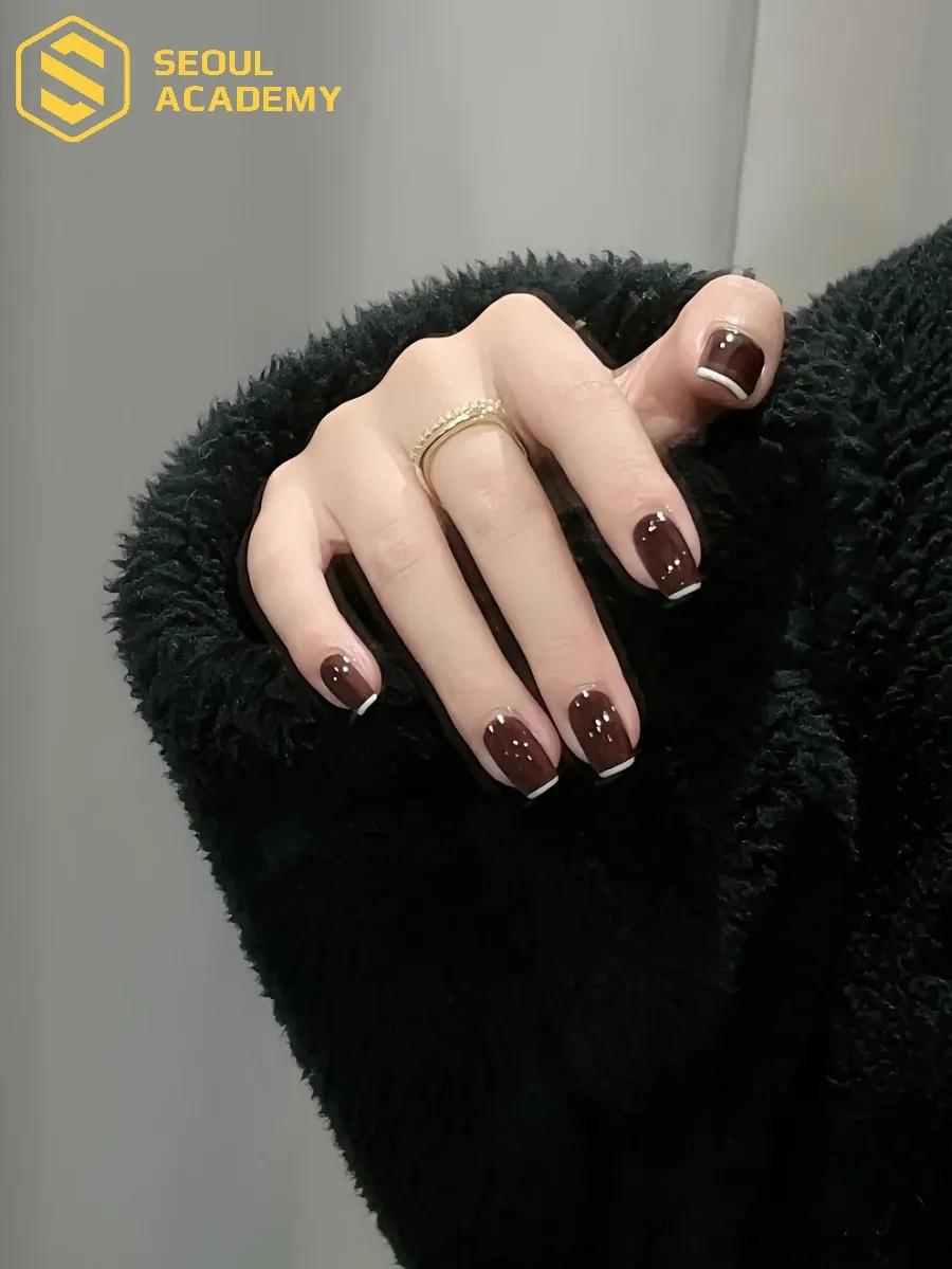 Mẫu nail đen thời thượng, tôn da tạo nên phong cách vô cùng mạnh mẽ