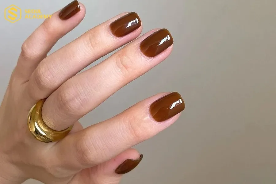 Nail màu nâu ấm áp, tôn da phù hợp với người có làn da ngăm hoặc da vàng