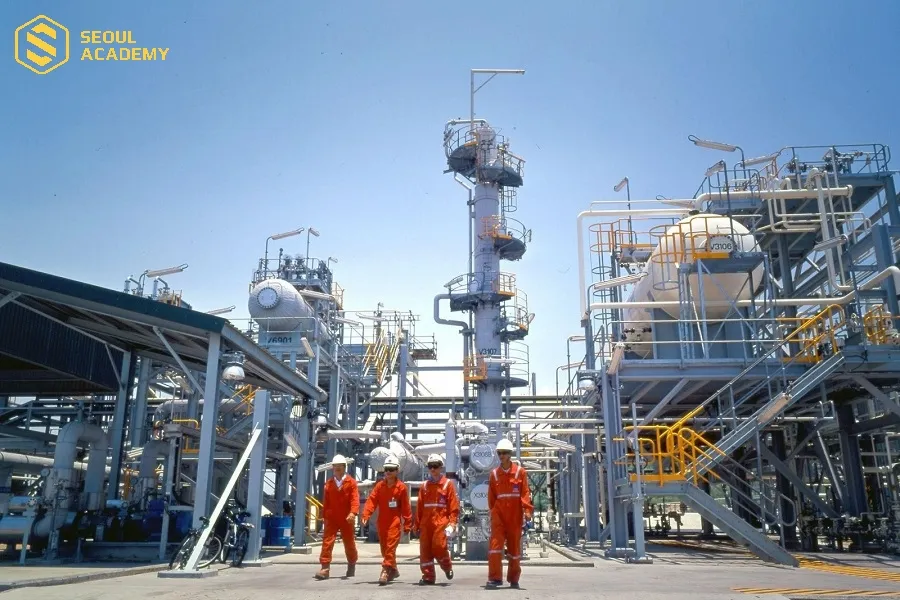 Nam giới cũng rất thích hợp với công việc dầu khí