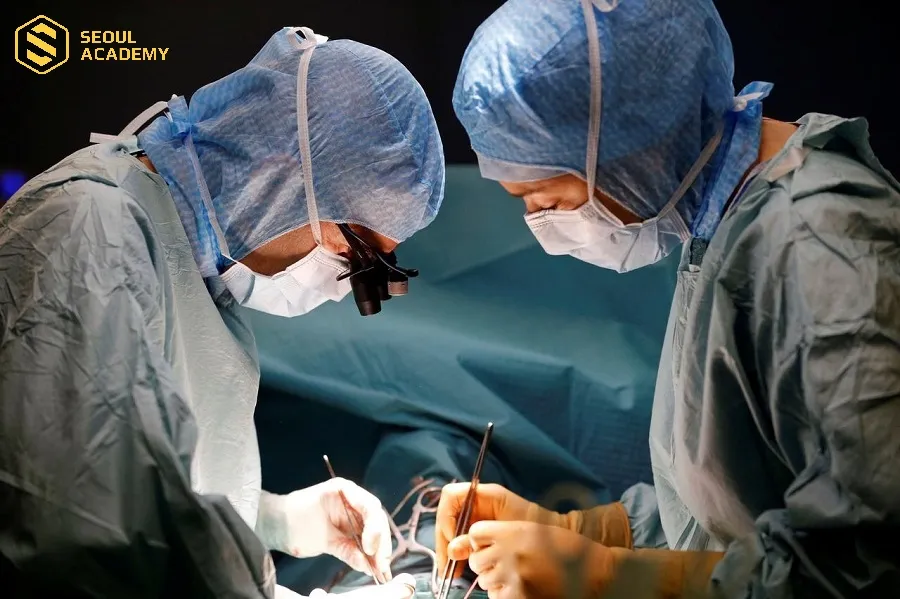 Nam giới rất phù hợp với công việc phẫu thuật bởi có sức khỏe dẻo dai, có khả năng đứng phẫu thuật nhiều giờ liền