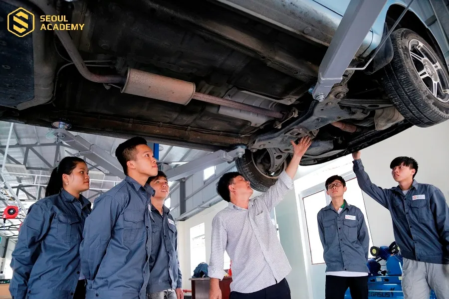 Lĩnh vực công nghệ ô tô phù hợp với phần lớn nam giới bởi công việc đòi hỏi có sức khỏe tốt