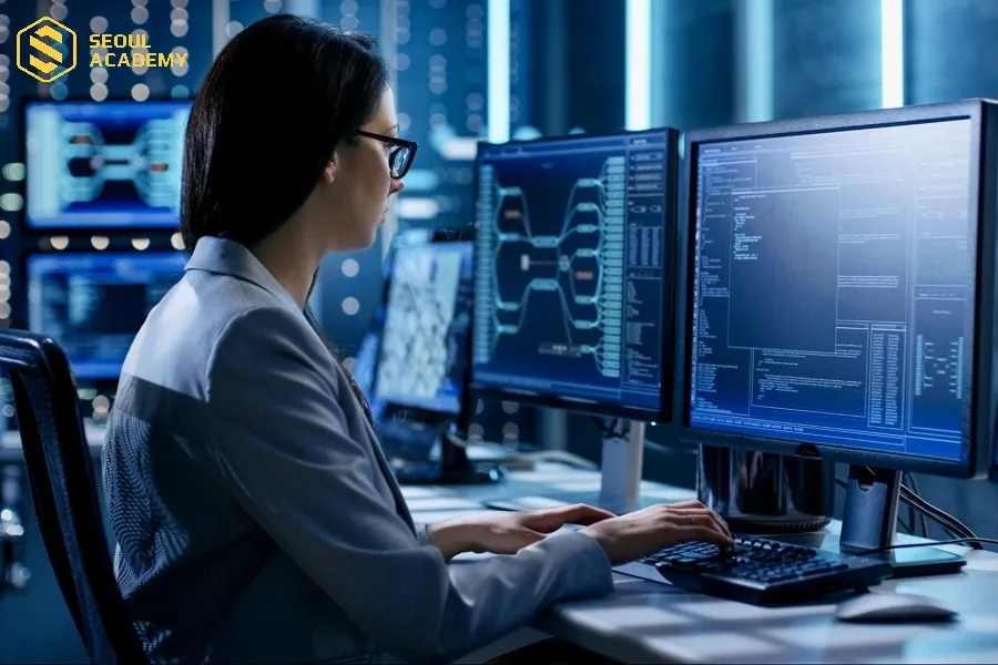 Nữ giới cũng có thể trực tiếp lập trình, tạo các mã nguồn để phát triển phần mềm, hệ thống doanh nghiệp