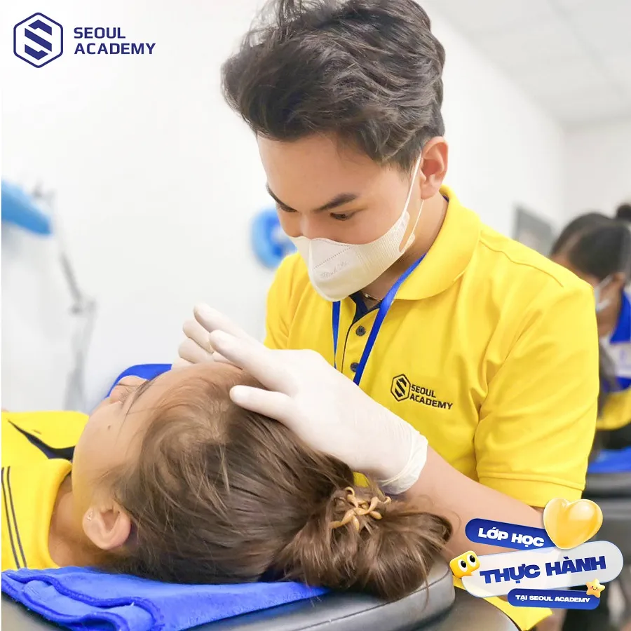 Hình 1- Học viên đang thực hành phun xăm