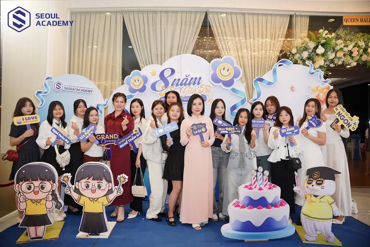 Những đóa hoa tươi thắm như lời chúc mừng đến những tân cử nhân của Seoul Academy