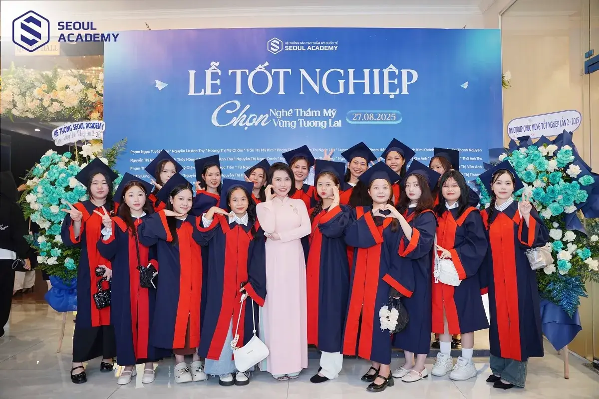 Khoảnh khắc cô và trò vô cùng đáng yêu tại buổi lễ