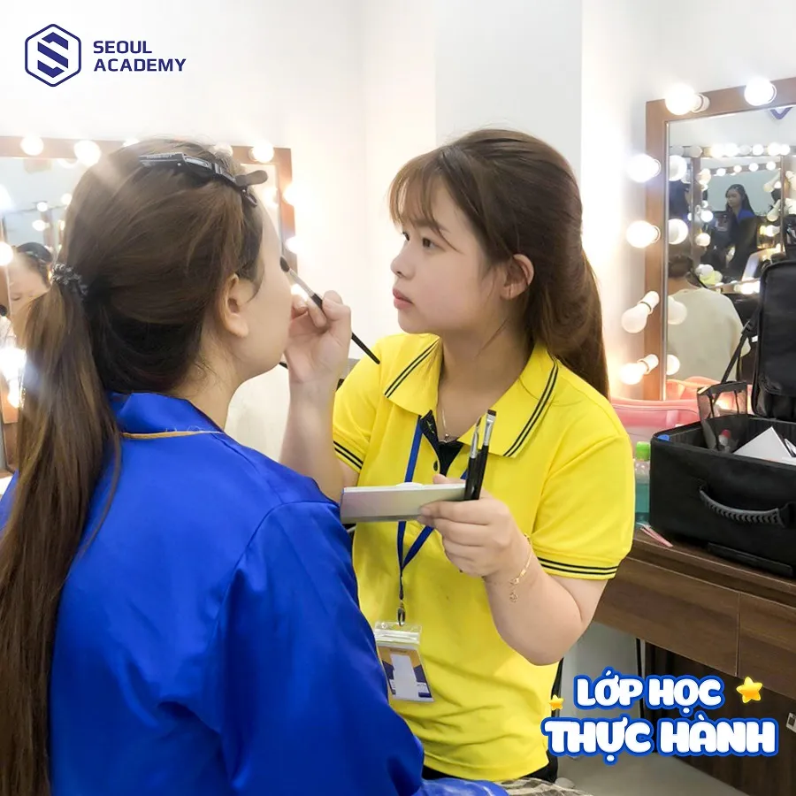 Nghề trang điểm phù hợp với nữ giới có gu thẩm mỹ, yêu thích sáng tạo các phong cách trang điểm khác nhau