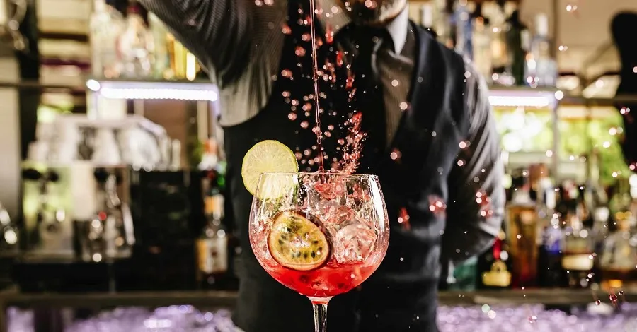 Nghề pha chế phù hợp với những cô gái năng động, giao tiếp tốt và có niềm đam mê sáng tạo đồ uống