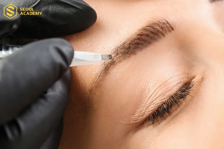 Mày phẩy sợi tạo từng sợi chân mày mảnh, nhẹ tự nhiên đan xen với lông mày thật
