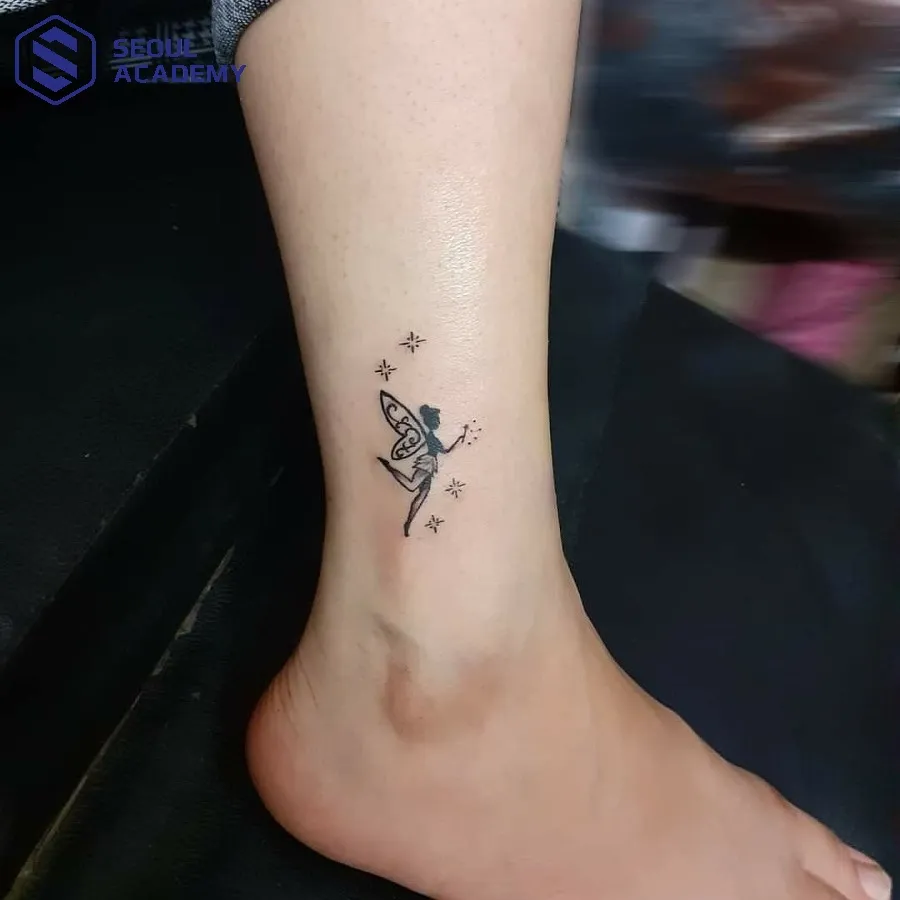 Hình xăm cặp cánh thiên thần mềm mại ở mắt cá chân mang ý nghĩa như bảo vệ hành trình cuộc đời bạn