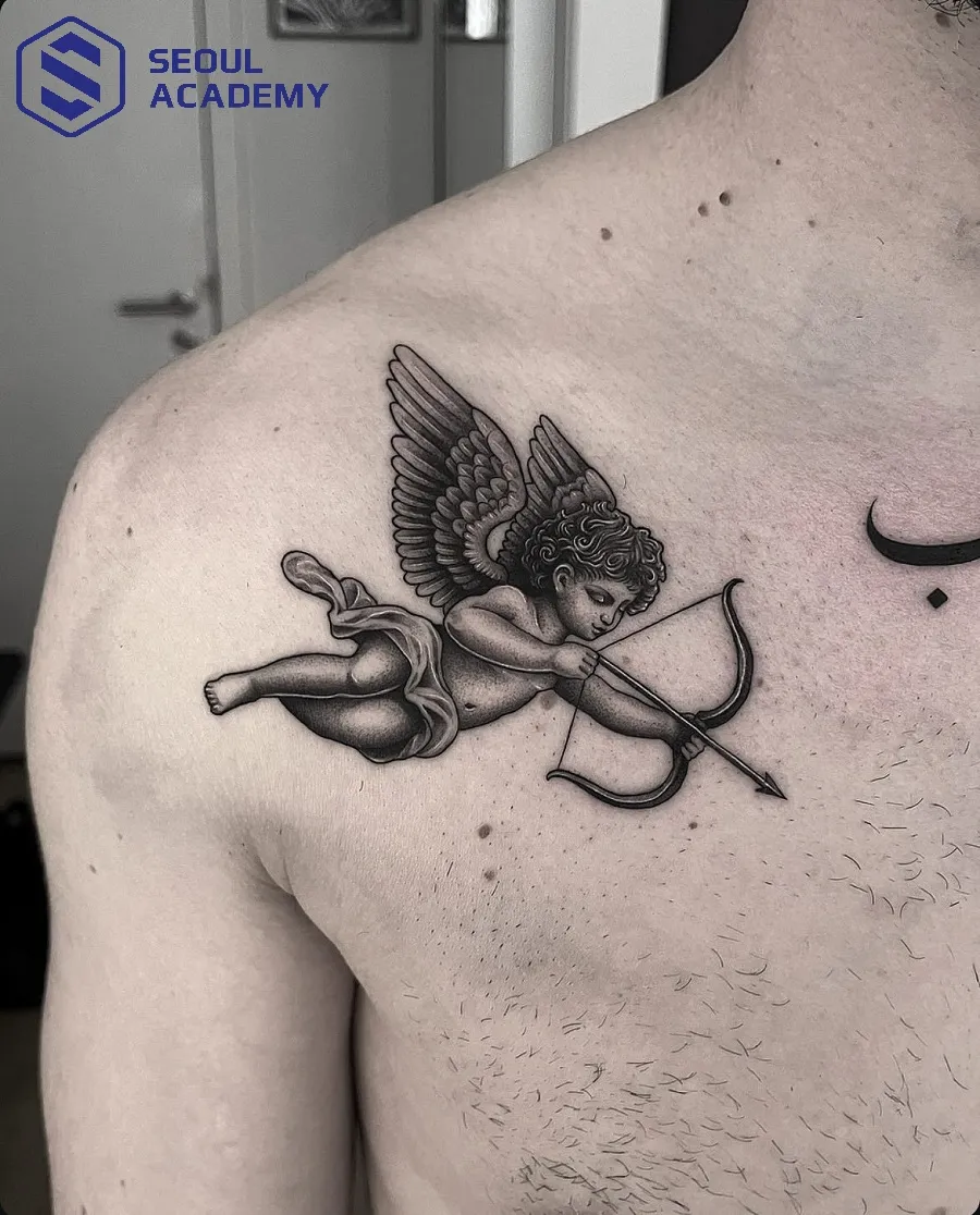 Thiên thần Cupid nhỏ xinh với cung tên và đôi cánh, một hình xăm ngọt ngào cho những trái tim đang yêu