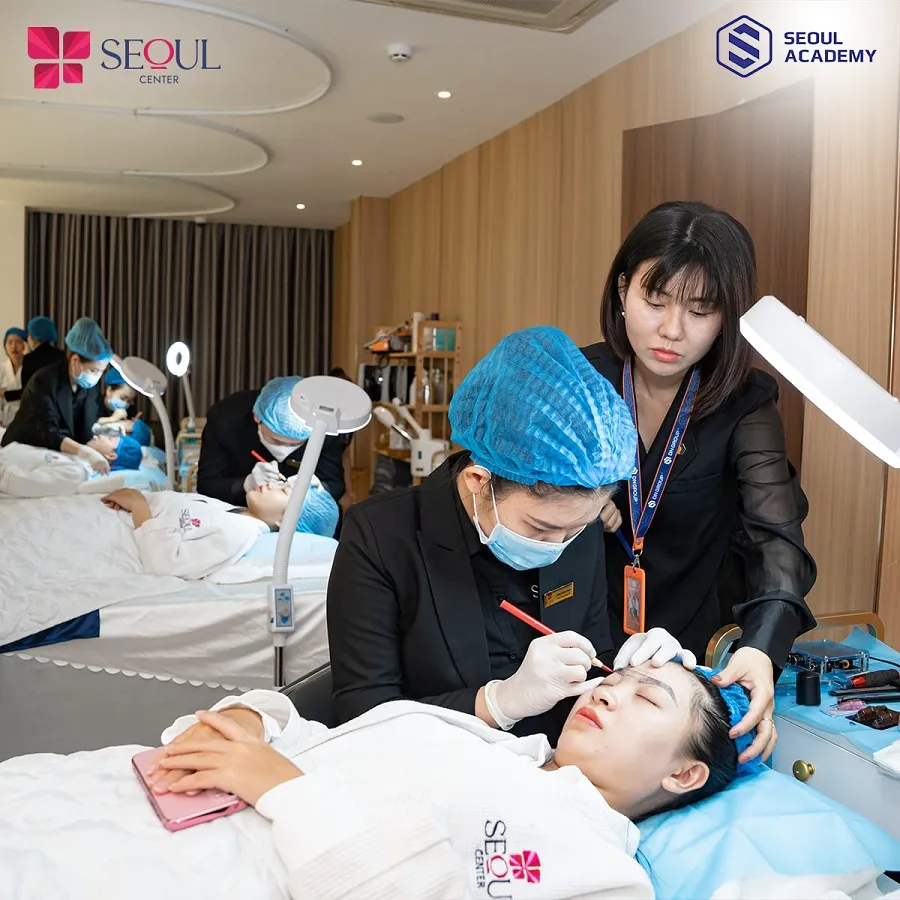 Học viên tại Seoul Academy được các chuyên gia tận tình chỉ dẫn để thành thạo kỹ năng và tự tin làm nghề