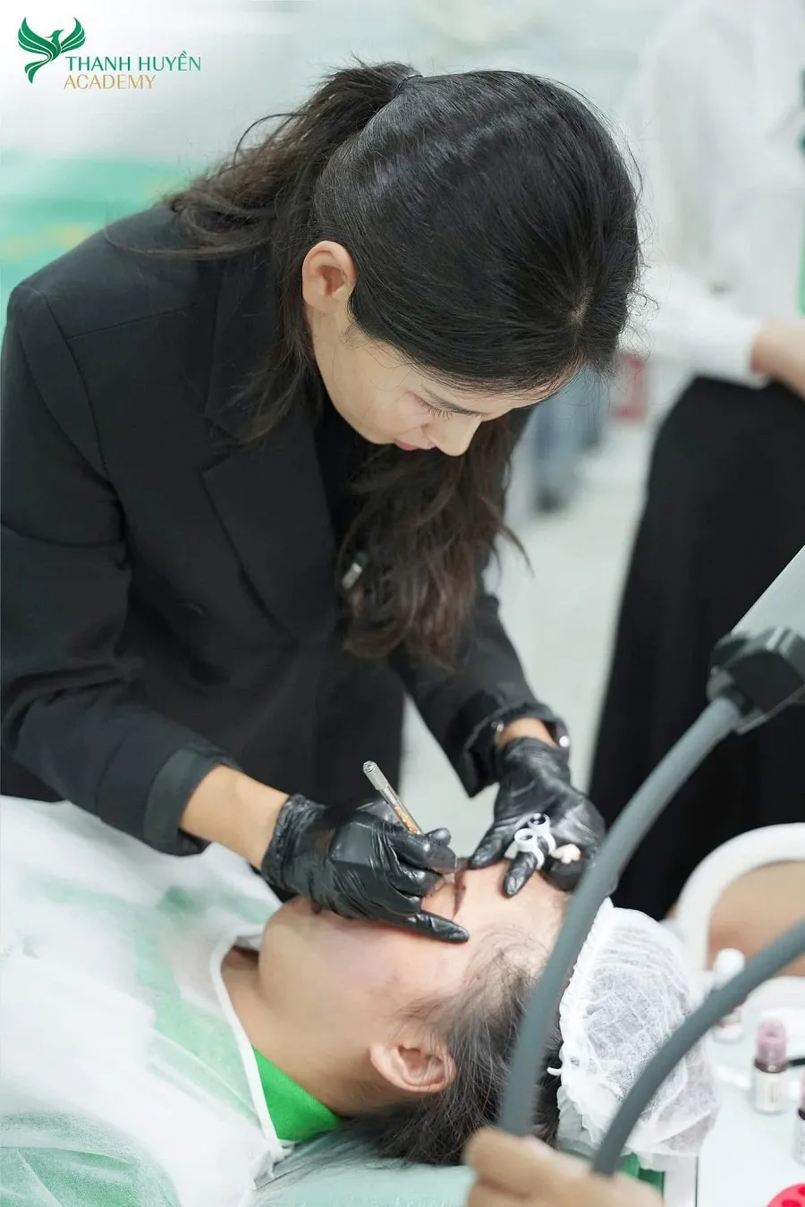 Chương trình đào tạo điêu khắc chân mày tại Học viện Thanh Huyền được thiết kế theo lộ trình bài bản, chuyên nghiệp