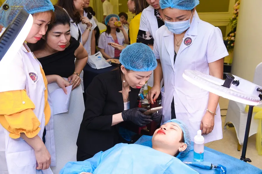 Học phun xăm chân mày với các chuyên gia tại Eva Xinh