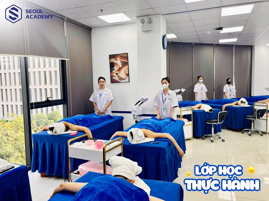 Các học viên đang được thực hành massage, chăm sóc body