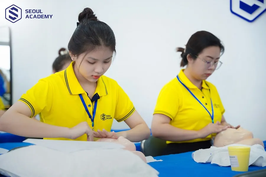 Học viên được chỉ dẫn massage chuẩn trên mặt