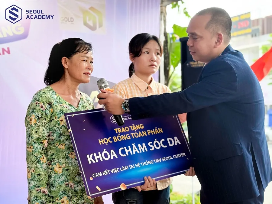 Chủ tịch Thái Phan Thanh Bình đại điện Seoul Academy tận tay trao học bổng toàn phần đến em Tuyết Kha